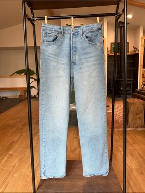 Levi's Light Wash Women's Ribcage Straight-Leg Jeans